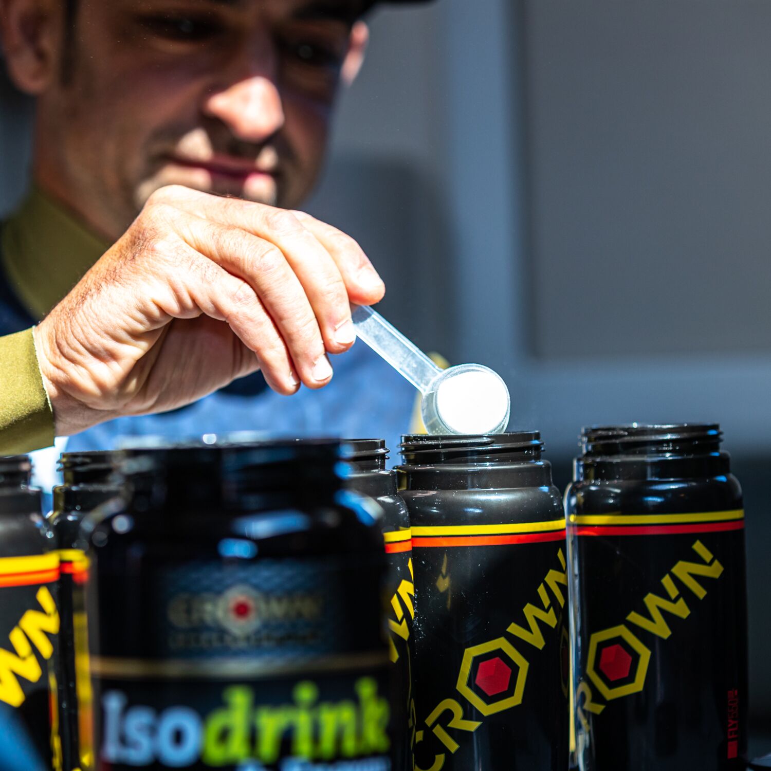 Crown Sport Nutrition Isodrink & Energy, Bebida energética isotónica con sodio y aminoácidos, Con certificado Informed Sport, Sabor Frutos Rojos, 1 x 32 g - Imagen 4
